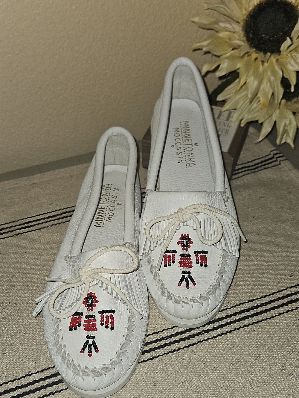 Minnetonka Thunderbird Animikii Hardsole White Moccasins
